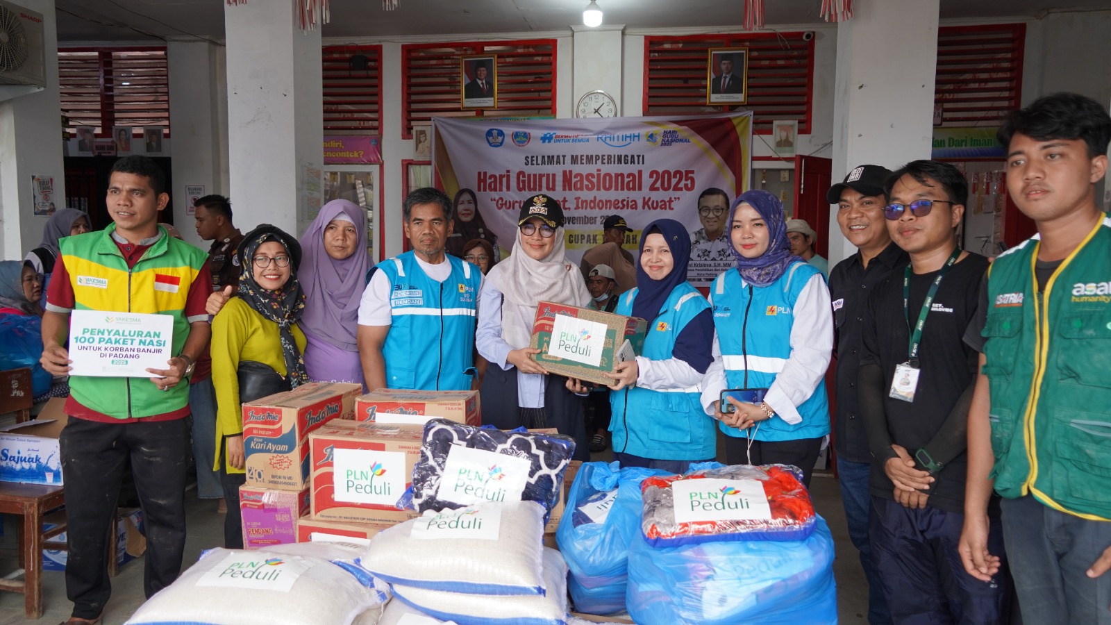 PLN  Salurkan Bantuan TJSL untuk Korban Banjir dan Longsor di Sumatera Barat
